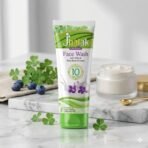 Limpiador facial blanqueador Jhalak con leche y extractos de arándanos.